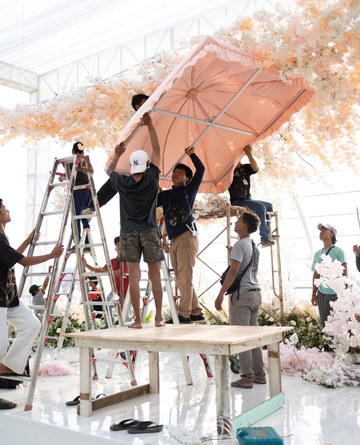 Tim teknis menyiapkan venue sebelum acara dimulai