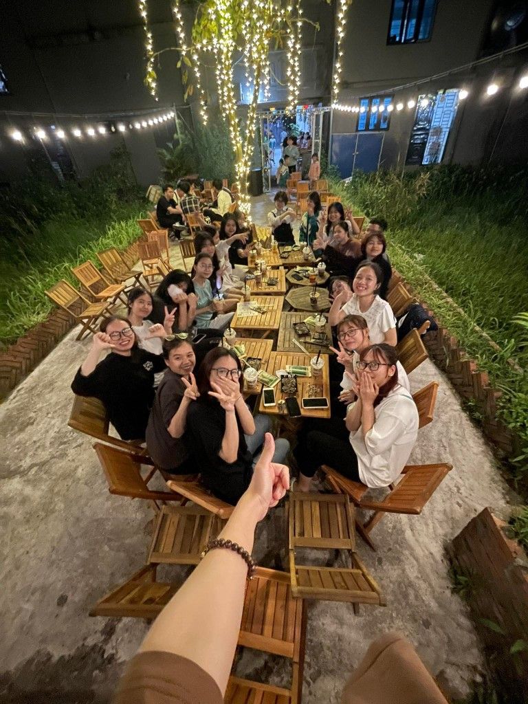 Team gathering santai di outdoor café
